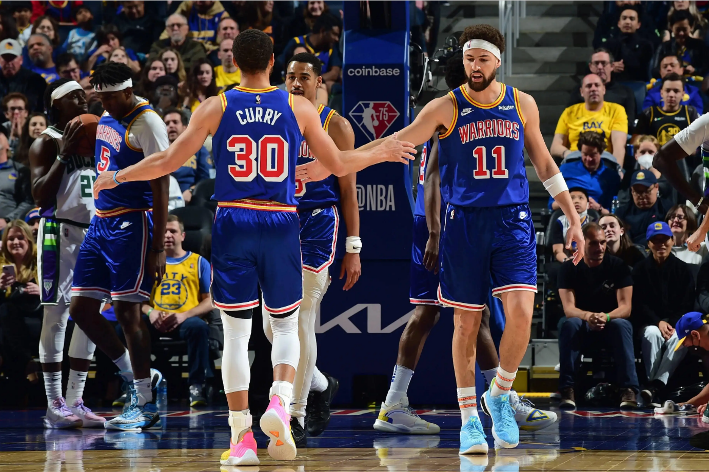 后卫在中线 后卫在中线